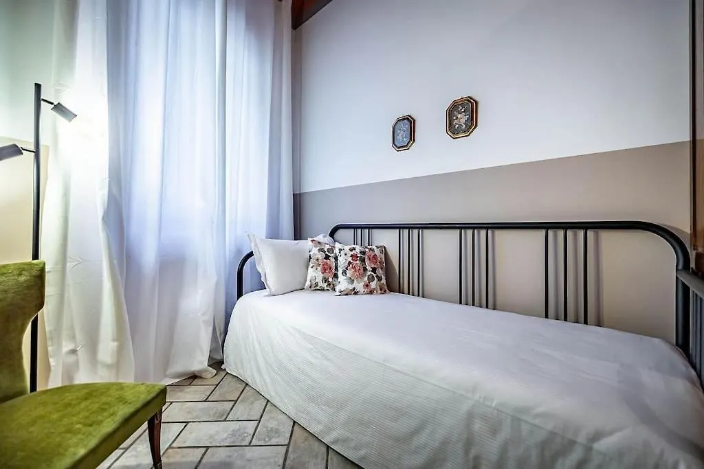 Chic Apartment Oriuolo At The Duomo Florence